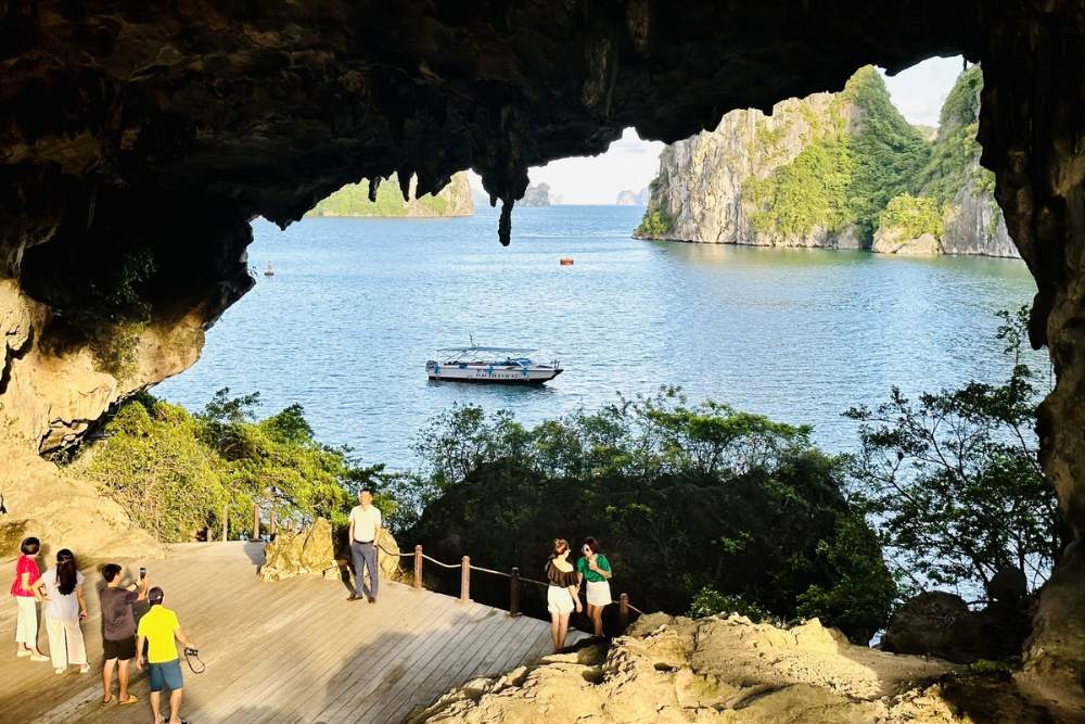 Les touristes visitent et prennent des photos à la grotte de Trong dans la baie d'Ha Long